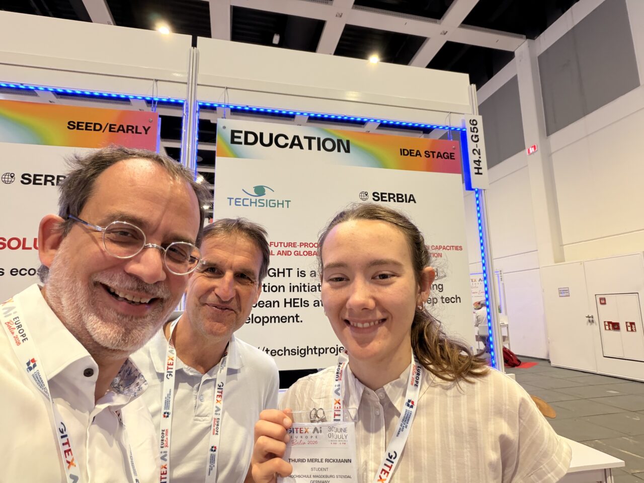 rof. Dr. Michael Herzog, Wilfried Rulands und Thurid Rickmann (v.l.) stellten im Sommer das Projekt TECHSIGHT auf der „GITEX AI Europe“ Messe in Berlin vor. Foto: Michael Herzog