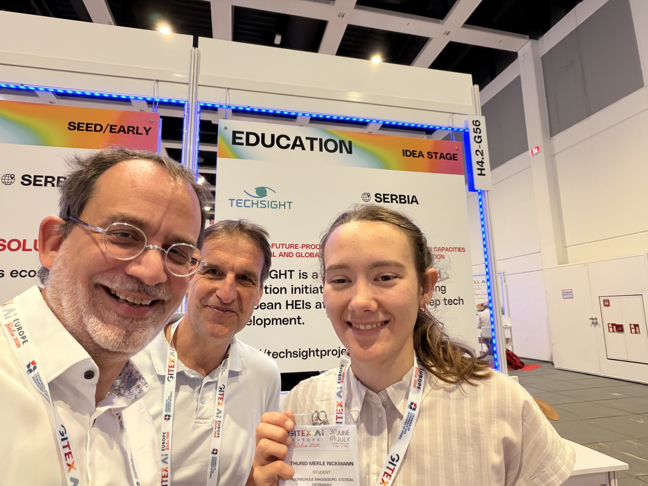 rof. Dr. Michael Herzog, Wilfried Rulands und Thurid Rickmann (v.l.) stellten im Sommer das Projekt TECHSIGHT auf der „GITEX AI Europe“ Messe in Berlin vor. Foto: Michael Herzog